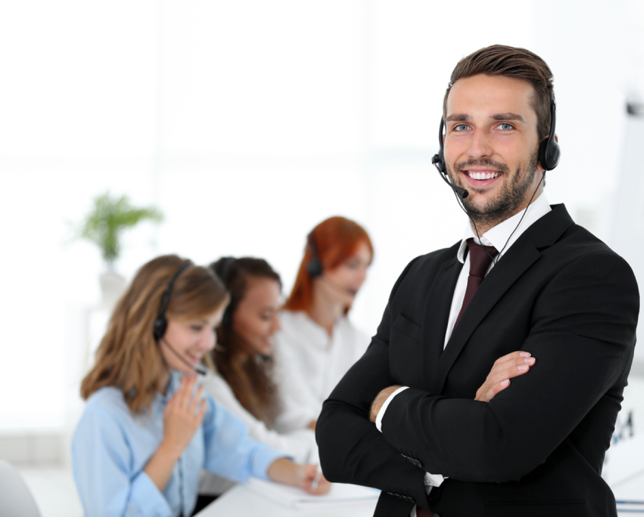 Hombre trabajando en un Call Center